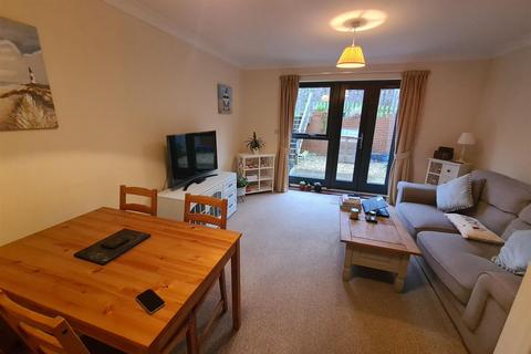 2 bedroom terraced house to rent, Perreyman Square, Tiverton EX16