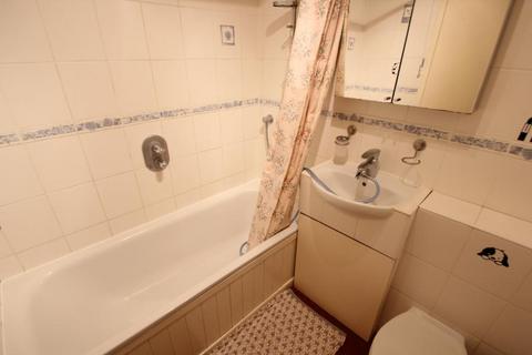 2 bedroom terraced house to rent, Heathside Road, Woking GU22