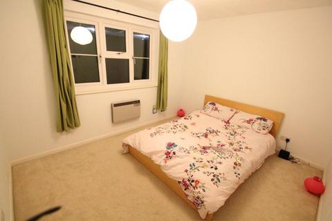 2 bedroom terraced house to rent, Heathside Road, Woking GU22