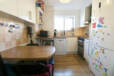 2 bedroom flat to rent, Martins Road, Bromley BR2