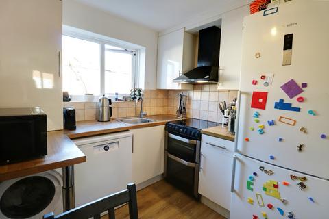 2 bedroom flat to rent, Martins Road, Bromley BR2