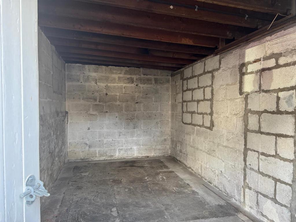 Garage 1.jpg