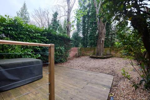 2 bedroom flat to rent, Sinclair Road