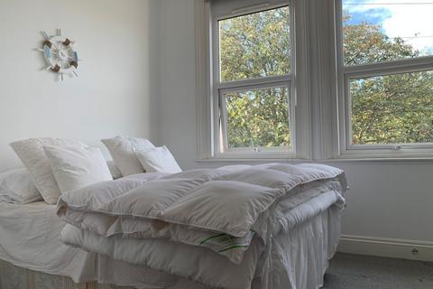 1 bedroom flat to rent, Gladstone Road, Broadstairs, Kent, CT10