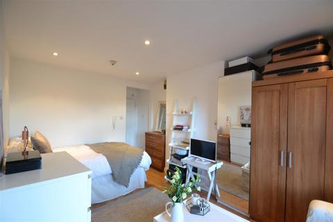 Studio to rent, Emanuel Avenue, Acton, W3
