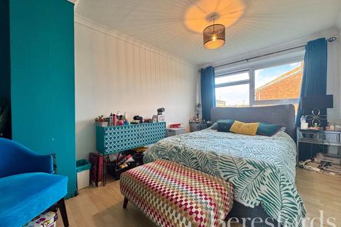 3 bedroom terraced house for sale, Cowdray Way, Hornchurch, RM12