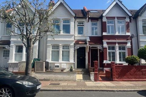 2 bedroom flat to rent, Gassiot Road, SW17