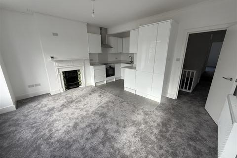 2 bedroom flat to rent, Gassiot Road, SW17