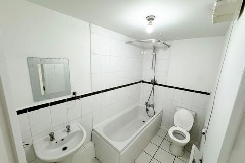 2 bedroom apartment to rent, Actonville Avenue, Manchester M22