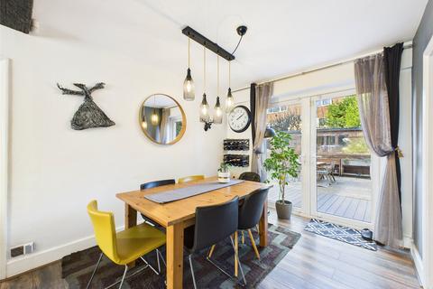 2 bedroom apartment to rent, Simpson Road, Surrey