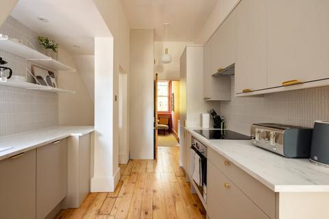 2 bedroom ground floor flat to rent, Abinger Road