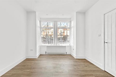 3 bedroom terraced house to rent, Kingston Road, Ilford