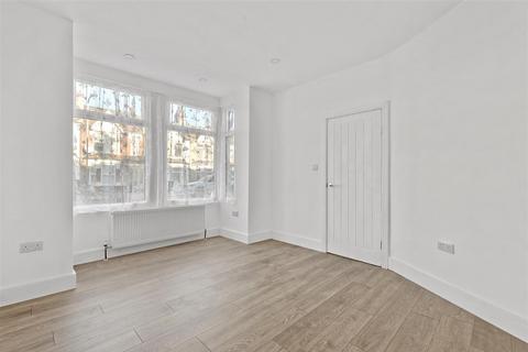 3 bedroom terraced house to rent, Kingston Road, Ilford