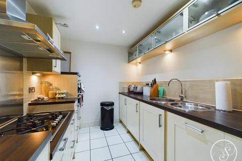 2 bedroom flat for sale, Wood Moor Court, Sandmoor Avenue, Leeds, West Yorkshire