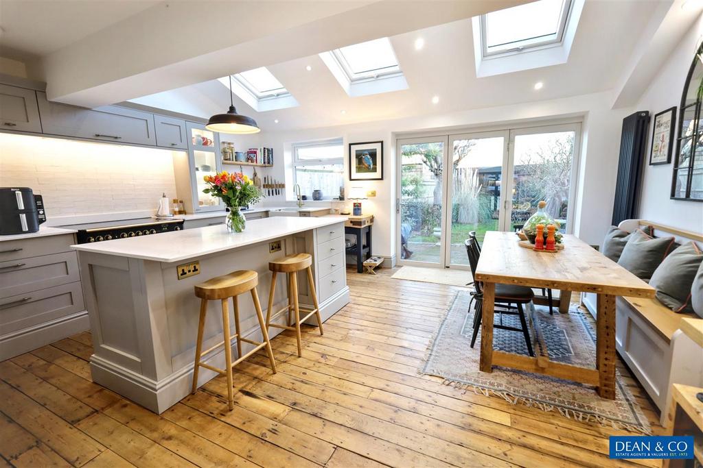 Open plan kitchen/diner family room