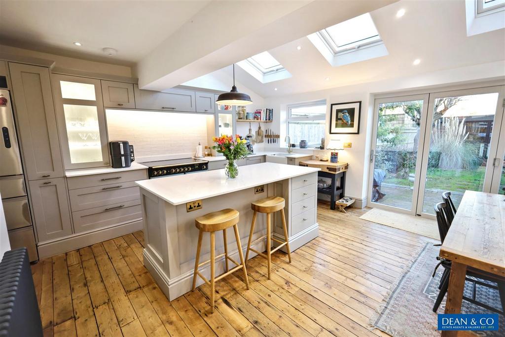 Open plan kitchen/diner family room