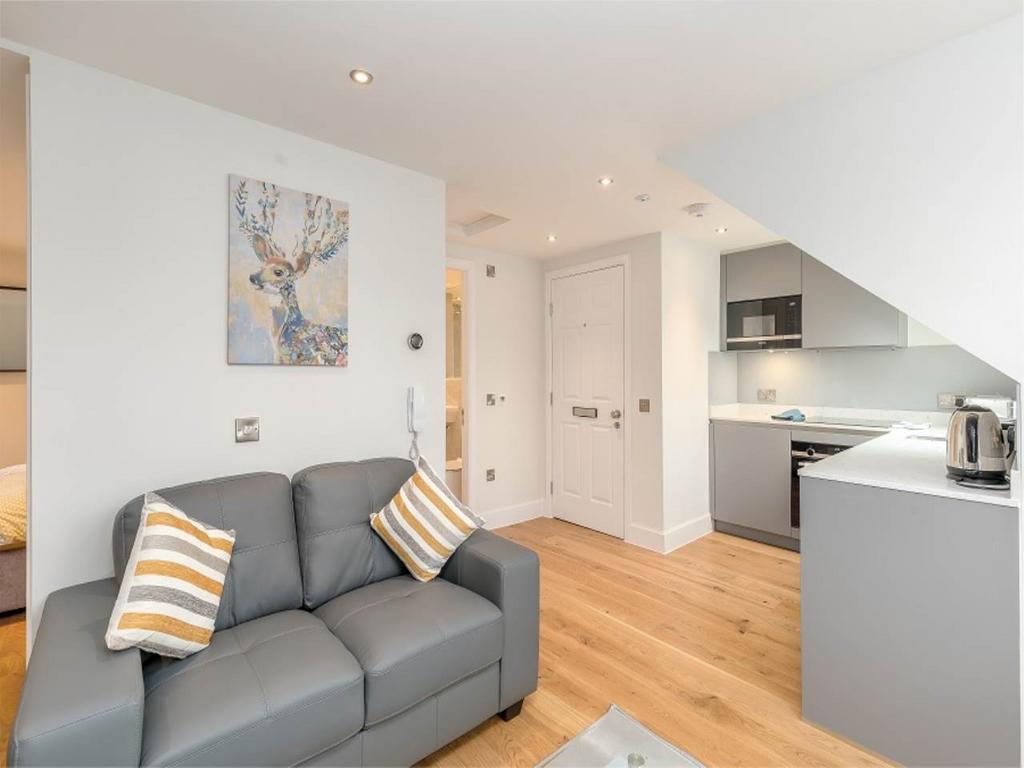 45542 Flat 8 004