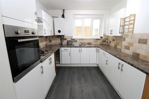 3 bedroom semi-detached house to rent, Blythe Hill, Orpington
