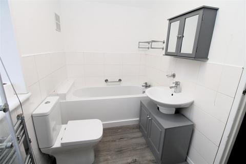 3 bedroom semi-detached house to rent, Blythe Hill, Orpington