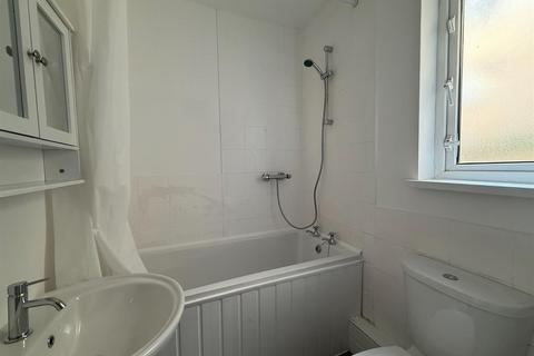 2 bedroom apartment to rent, Newport Road, Cardiff CF24