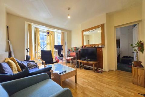 4 bedroom flat for sale, Prusom Street, London, E1W 3RF