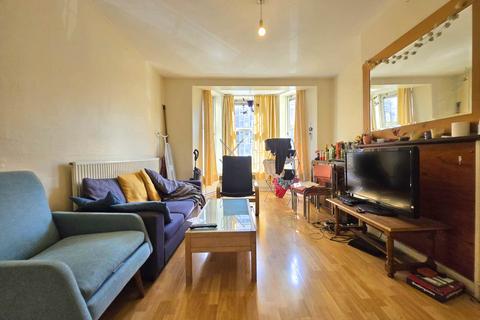 4 bedroom flat for sale, Prusom Street, London, E1W 3RF