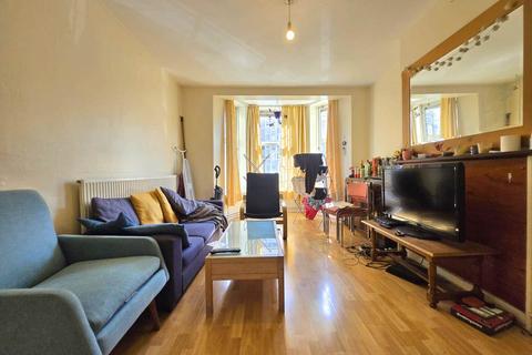 4 bedroom flat for sale, Prusom Street, London, E1W 3RF
