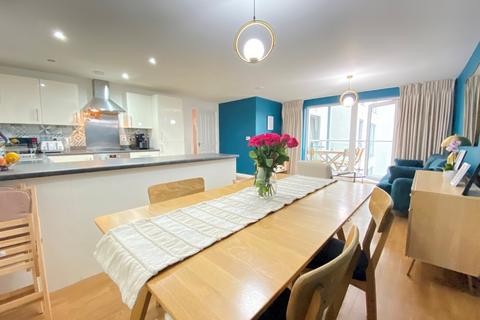 2 bedroom flat for sale, Homesdale Road, Bromley BR2