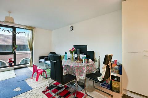 2 bedroom apartment for sale, 4 Queensway, Redhill, Surrey, RH1 1TY