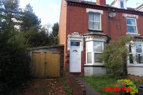 3 bedroom end of terrace house to rent, Summer Road, Kidderminster DY11
