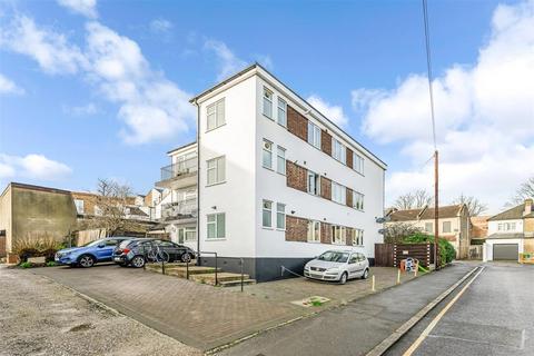 2 bedroom flat to rent, Fitzilian Avenue, Romford