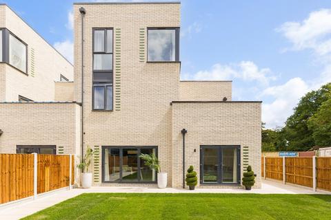 4 bedroom terraced house to rent, Clive Road, Great Warley, Brentwood, Essex