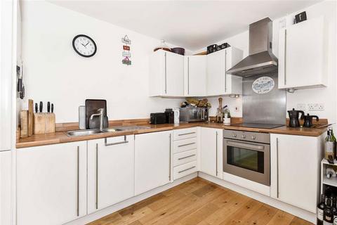 3 bedroom flat to rent, Sun Passage, London SE16