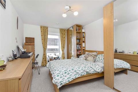 3 bedroom flat to rent, Sun Passage, London SE16