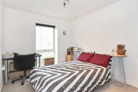 3 bedroom flat to rent, Sun Passage, London SE16