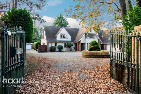 4 bedroom detached house to rent, Winkfield Road, ASCOT