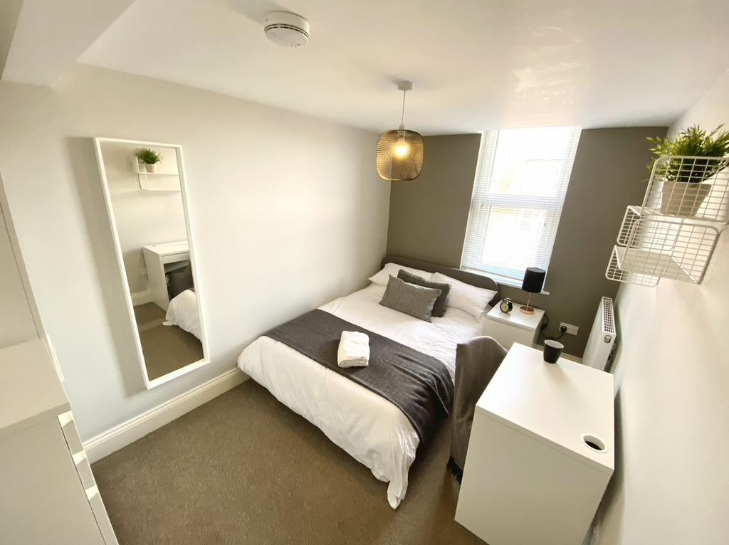 Bedroom of similar size and layout