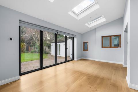 5 bedroom semi-detached house to rent, Newnham Close, Loughton