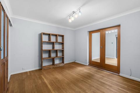 5 bedroom semi-detached house to rent, Newnham Close, Loughton