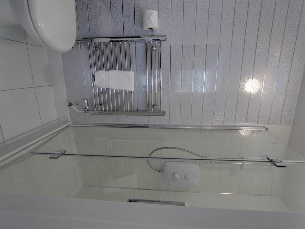 Room 2 En Suite (2)