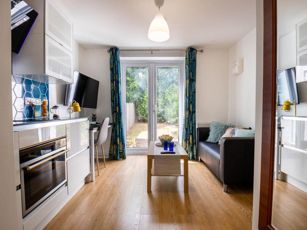 Apt 3 1 Woodland Way 