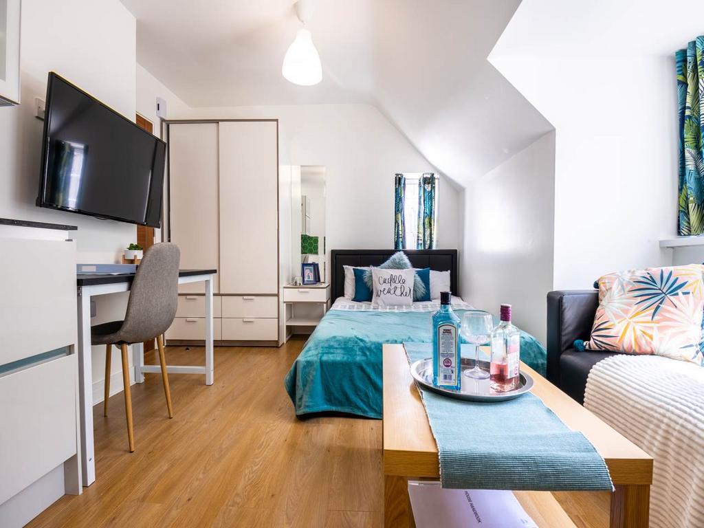 Apt 5 1 Woodland Way 