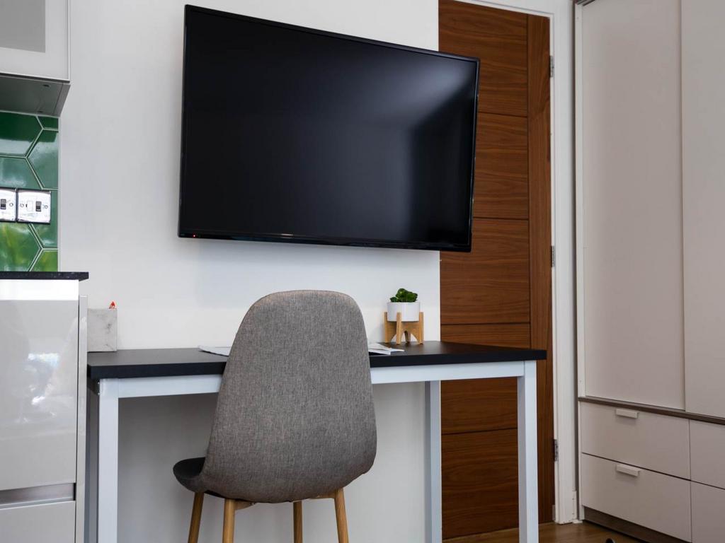 Apt 5 1 Woodland Way 