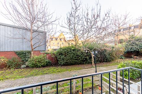 2 bedroom flat to rent,  Queensbridge Road, London E2