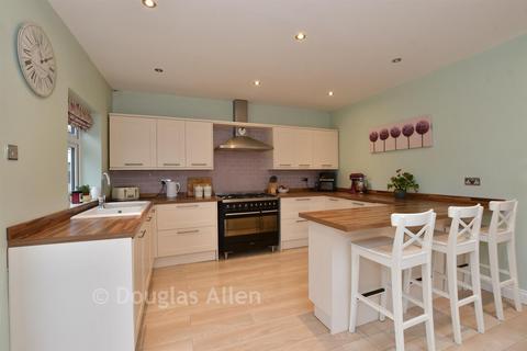 4 bedroom chalet for sale, Sylvia Avenue, Brentwood CM13