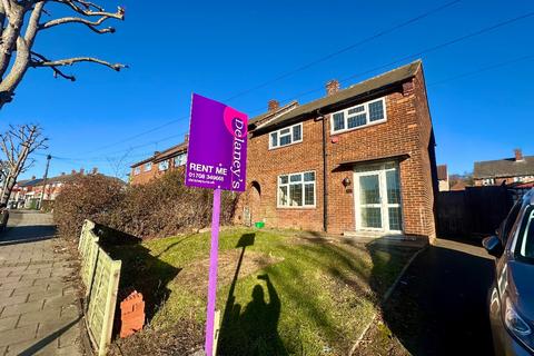 3 bedroom end of terrace house to rent, Whitchurch Road, Harold Hill