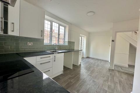 3 bedroom end of terrace house to rent, Whitchurch Road, Harold Hill