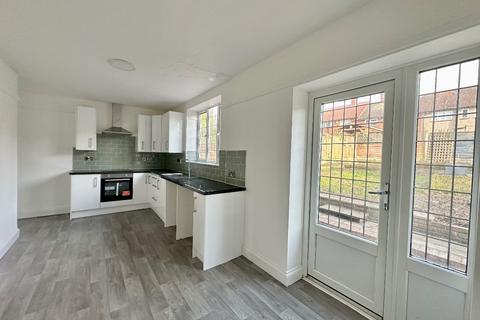 3 bedroom end of terrace house to rent, Whitchurch Road, Harold Hill