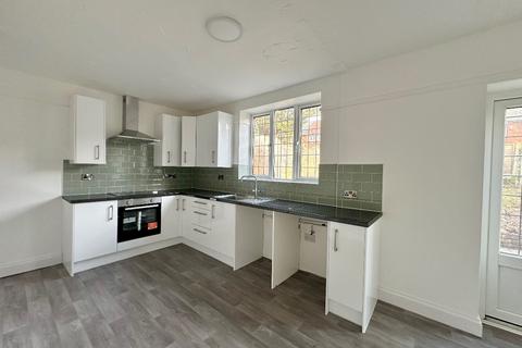 3 bedroom end of terrace house to rent, Whitchurch Road, Harold Hill