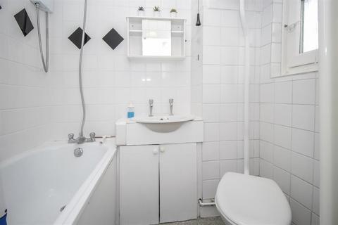 Studio to rent, New North Road, Shoreditch, N1